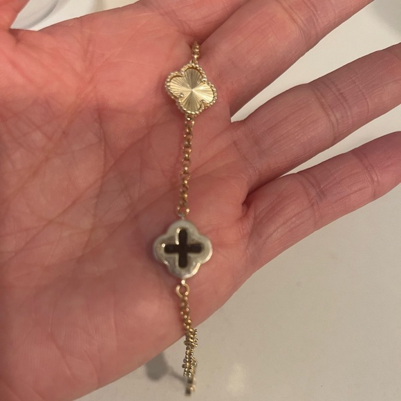 Clover Motif Bracelet - Picture 2 of 3